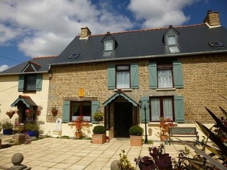 Detached, renovated, traditional stone house, with 6 bedrooms, situated in a little hamlet, 171,600.00 €, Meneac, Morbihan, 56490