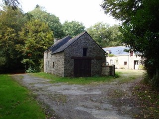 Traditional stone built Breton farmhouse, with lake, and woodland, 250,000.00 €, Ploerdut, Morbihan, 56160
