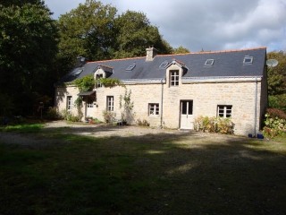 Traditional stone built Breton farmhouse, with lake, and woodland, 250,000.00 €, Ploerdut, Morbihan, 56160
