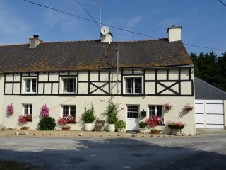 Delightful and lovely sized cottage, semi-detached, but in a quiet hamlet,  between the villages of, 152,640.00 €, Meneac, Morbihan, 56490